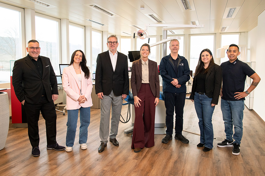 Teamfoto mit Mitarbeitenden der dema dent